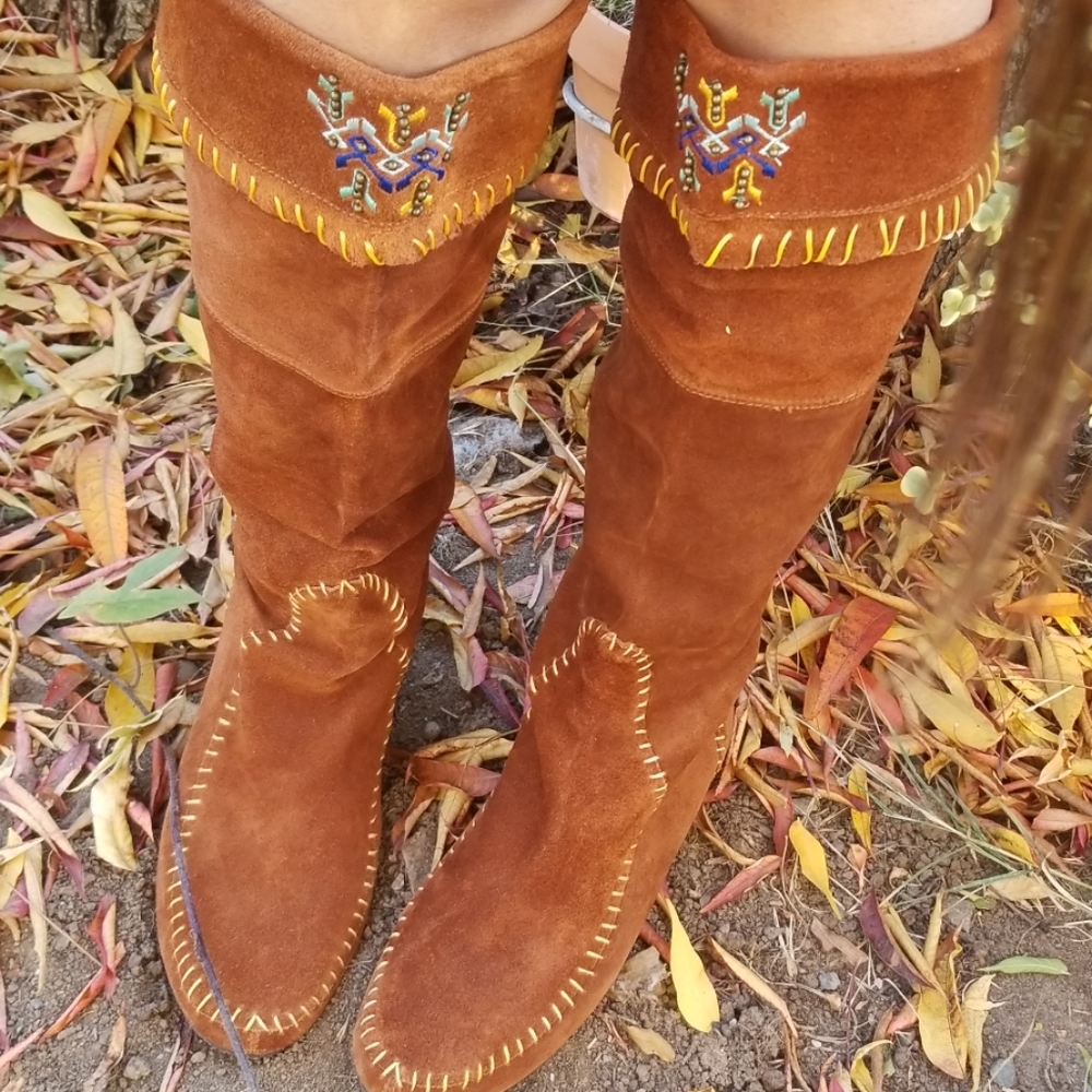 Mocassin embroidered boot